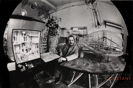 1968_ca_constant_tussen_zijn_constructies_en_maquettes_in_zijn_atelier-foto_nico_koster Constant Nieuwenhuys'un Üniter Şehir Deneyi: New Babylon (Yeni Babil )