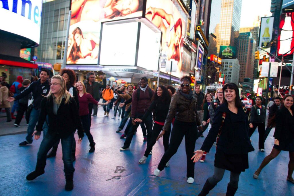 Times-Square-Flash-Mob-Marriage-Proposal-Booked-through-GoSeeDo-by-Kinesis-Project-Performing-for-the-soon-to-be-engaged-couple-1024x683 Lefebvre'de Yaşanılan Mekan Ve Flash Mob (Ani Kalabalık)